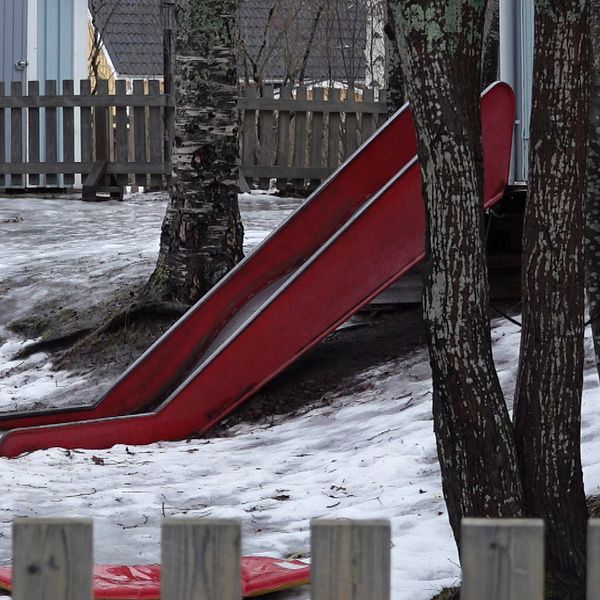En delad bild som visar två scener. Till vänster en kvinna iförd en mörk jacka, stående framför en vattenspegel med höstiga färger i bakgrunden. Till höger en röd rutschkana i en lekplatsmiljö, omgiven av träd och en snötäckt mark, vilket tyder på kallare väder.
