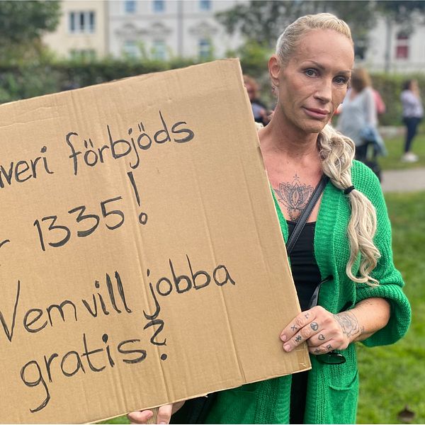 Delad bild. Till vänster: Flera personer med plakat med slagord. Till höger: Linda Hordnes med en skylt där det står att hon är trött på att jobba gratis.