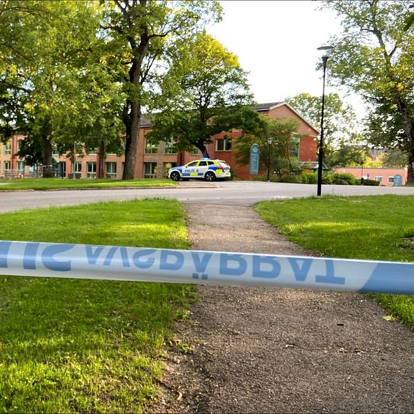 på bilden syns en plats som är avspärrad. Polistejp och en polisbild syns i bild.