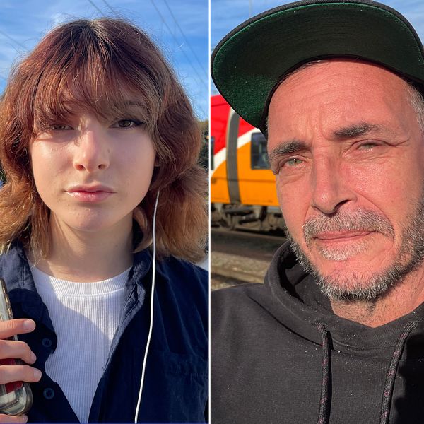 Tre personer står på en station, omgivna av tåg och stationselement. Den första personen har grått hår och bär en mörk väst. Den andra personen har och brunt, lockigt hår och håller en telefon. Den tredje personen, med en keps, står nära ett orange tåg. Ljuset är klart och vädret verkar vara fint.