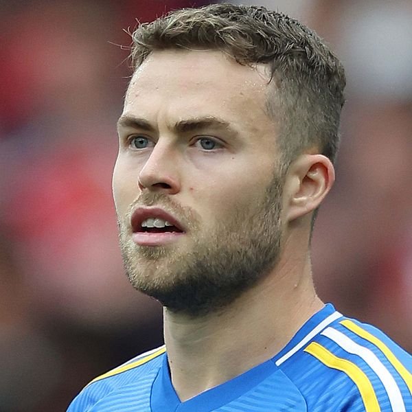 Gabriel Gudmundsson i två olika miljöer, intervju och match, kopplat till Fantasy Premier League
