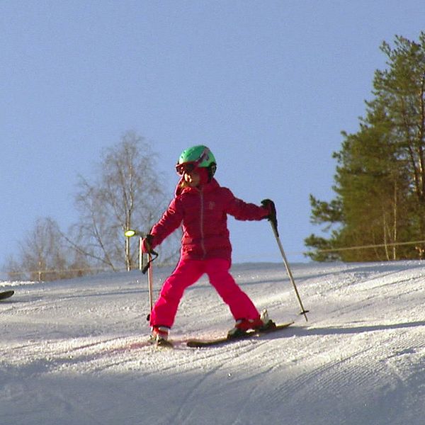 en man och ett barn som åker skidor i Bryngfjordsbacken