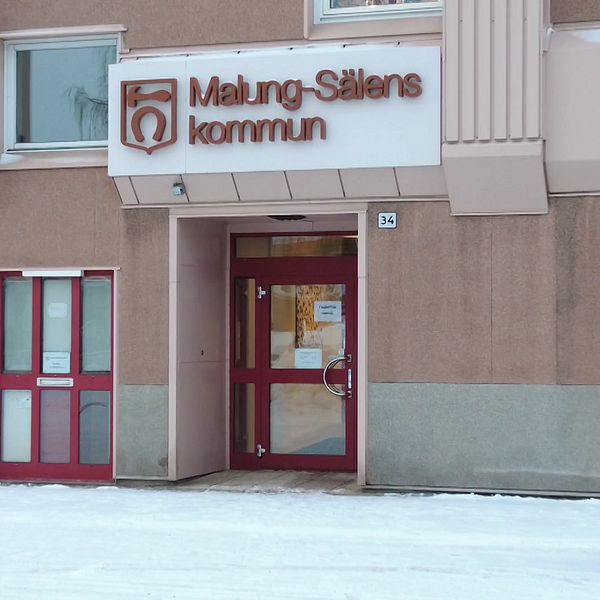 Skärmbild delad: till vänster visas en skärmdump på en del av kommentarerna där Jörgen Lind uttrycker missnöje. Till höger syns entrén till byggnaden för Malung-Sälens kommun i vintermiljö.