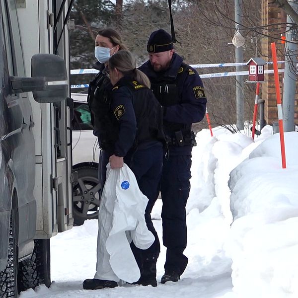Polisen på plats vid brottsplatsen i Svartöstaden.
