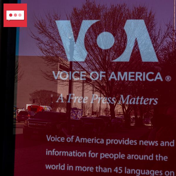 Voice of America-logga, Kapitolium i bakgrunden, man promenerar på trottoaren.