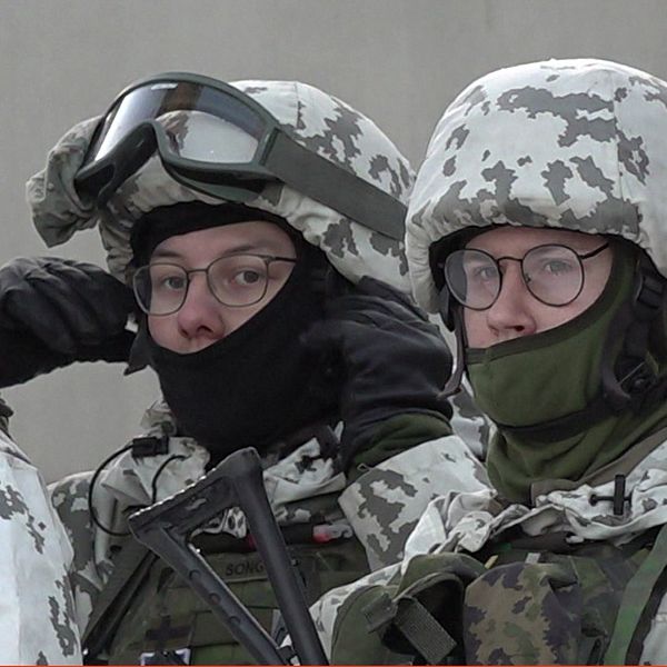 Jyri Lavikainen och finska soldater i vinterkamouflageuniformer.