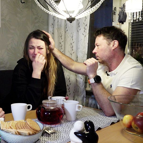 Ivan, Irina och Sergey Poddubnyy  vid sitt köksbord i Luleå.