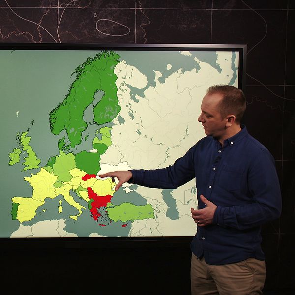 Simon Krona, reporter, och David Boati, utrikesreporter vid en jätteskärm med Europa-karta