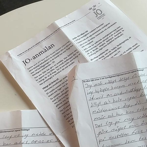 Delad bild. Till vänster: person sitter med dokument och mobil. Till höger: närbild på JO-anmälan.