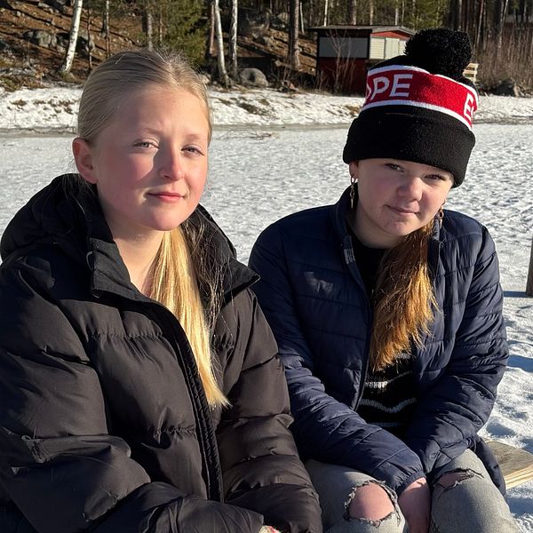 Till vänster står en grupp ungdomar i vinterkläder. Till höger sitter två personer i vinterjackor och mössor på en bänk i ett solbelyst vinterlandskap.