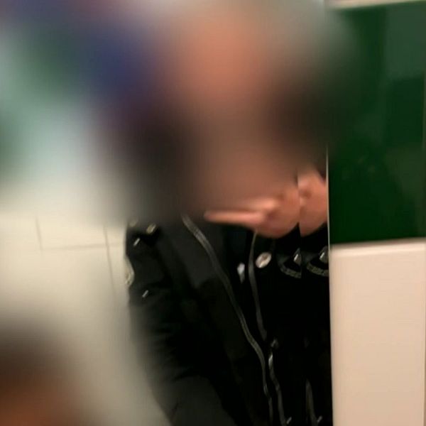 Mannen förekommer i flera av polisens förundersökningar och har bland annat dömts för grovt vapenbrott.