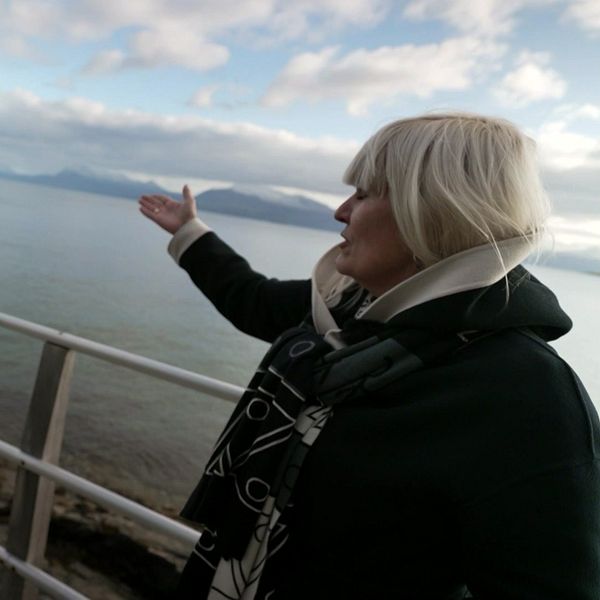 kvinna pekar ut till havs