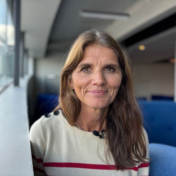 Jenny Madestam i ett rum med blå inredning