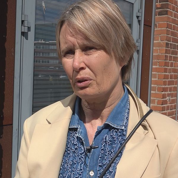 Delad bild. Till vänster: person i mönstrad skjorta inomhus. Till höger: person utomhus vid tegelvägg.