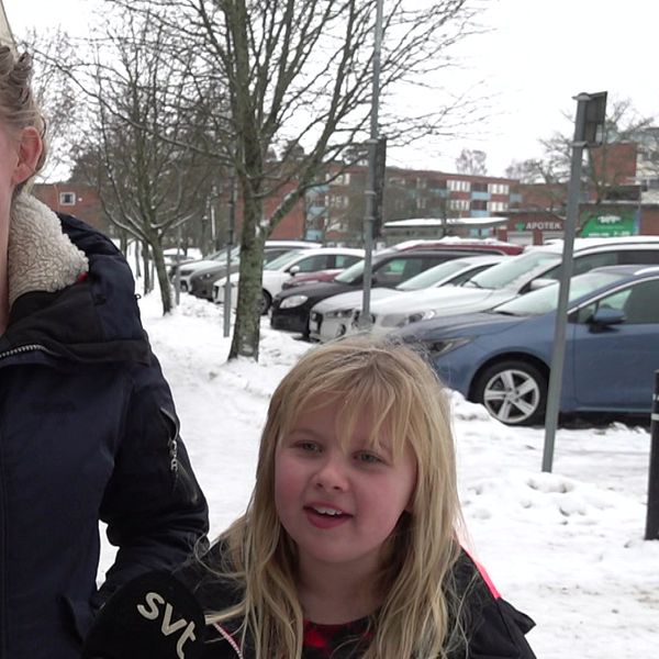 Mamma Therese och dottern Elsa står framför vårdcentralen i Strängnäs.