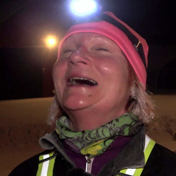 En väldigt glad Carola Gabrielsson blundar och njuter av endorfinerna efter en joggingtur.