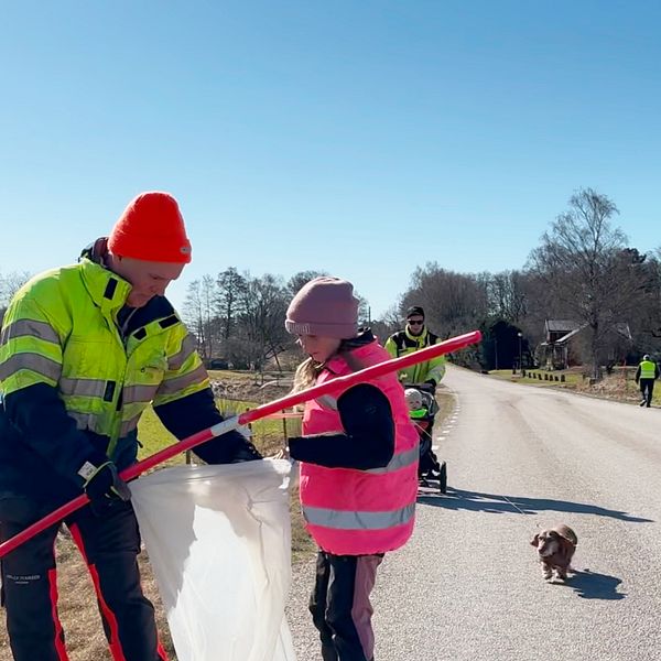 Delad bild. Vänster: två personer i reflexvästar. Höger: skräpplockande längs vägkant.