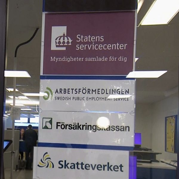 Skyltar för Statens servicecenter, Arbetsförmedlingen, Försäkringskassan och Skatteverket.