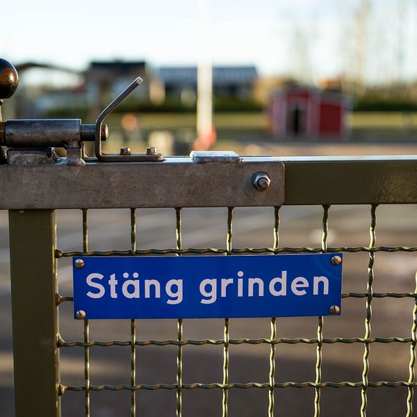 Grind med skylt som uppmanar att stänga grinden.