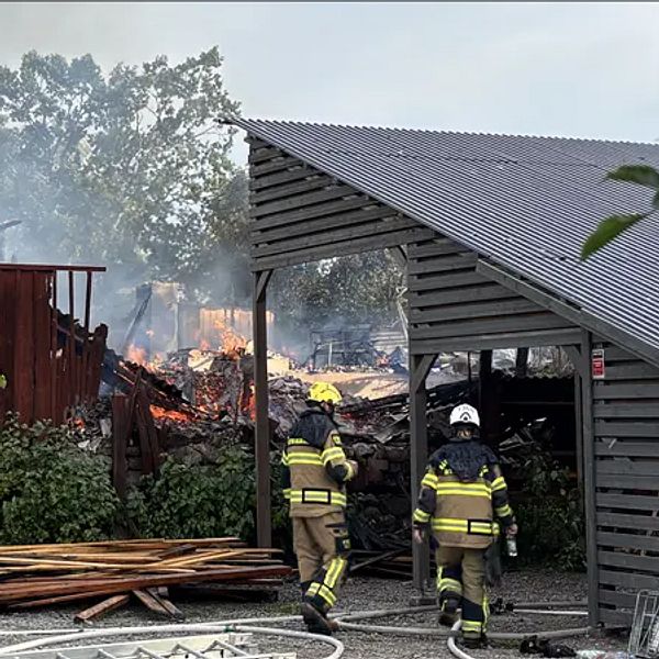 Brandmän arbetar vid en brinnande villa efter en brand i Torsås
