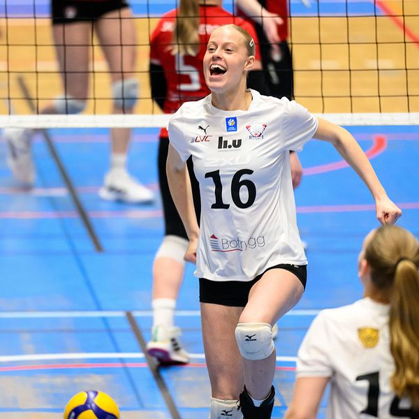 Arkivbild. Linköpingsspelare jublar efter en match 2023.