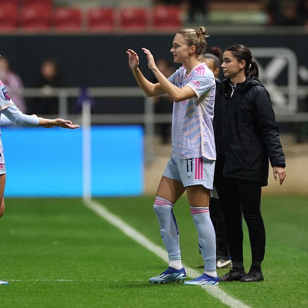 Vivianne Miedema byts in för Arsenal.