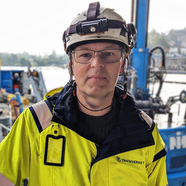 Byggledaren Johan Rundgren från Trafikverket står vid Kvicksundsbron och förklarar varför arbetet är så högljutt.