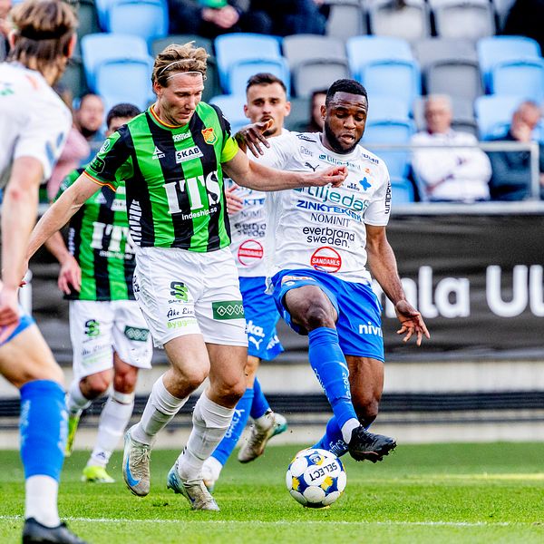 Johnbosco Kalu (till höger) löste Värnamos första poäng för säsongen.