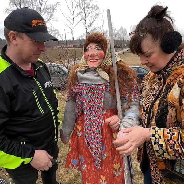 Sven-Erik Håfström och Maria carlström påskpyntar kulle i Glava.