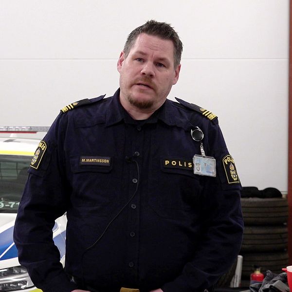 Polis står framför en polisbil i Luleå.