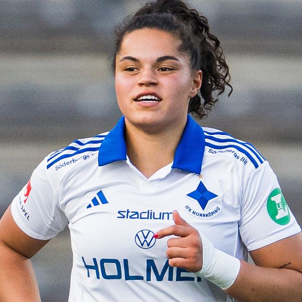 Delad bild. Till vänster: fotbollsspelare i närkamp. Till höger: spelare i vitt matchställ.