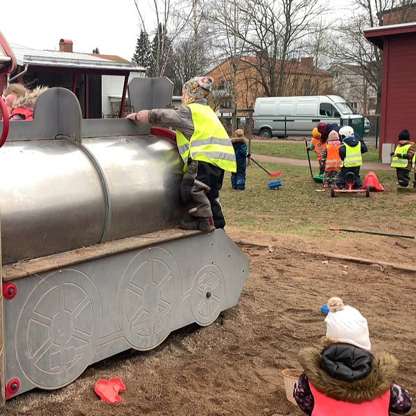 Barn som leker utomhus på en förskolegård.