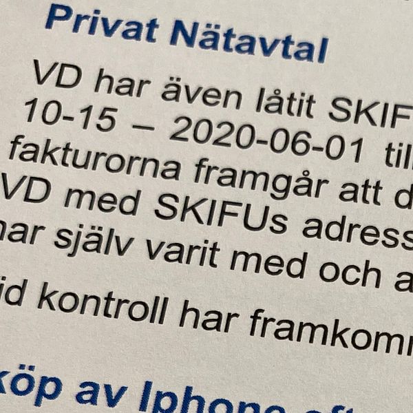 En exteriörbild på Skifus kontor i Sundsvall samt till höger en del av internutredningen som gjordes kring vd:n i bolaget.