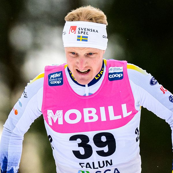 Delad bild: Till vänster en person med en pälsmössa och vinterkläder i en sittande position. Till höger visar en skidåkare i tävlingsdräkt med nummer 39, med vinterbakgrund.