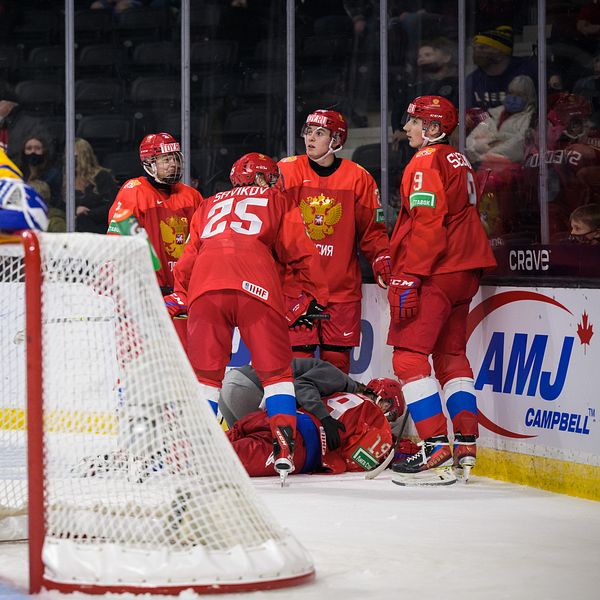 Ryskt juniorlandslag firar mål mot Sverige i ishockeymatch