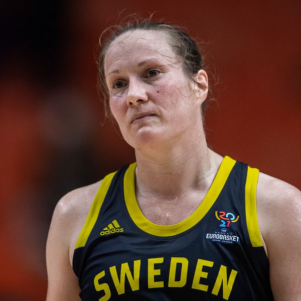 Delad bild: till vänster syns en individ i vardaglig miljö, iklädd en mörkblå tröja. Till höger ses en person i en svart och gul sportträningslinne med ordet ”Sverige” och logotypen för EM på bröstet, i en idrottsrelaterad miljö.