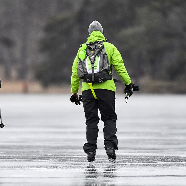 Två personer åker skridskor på is.