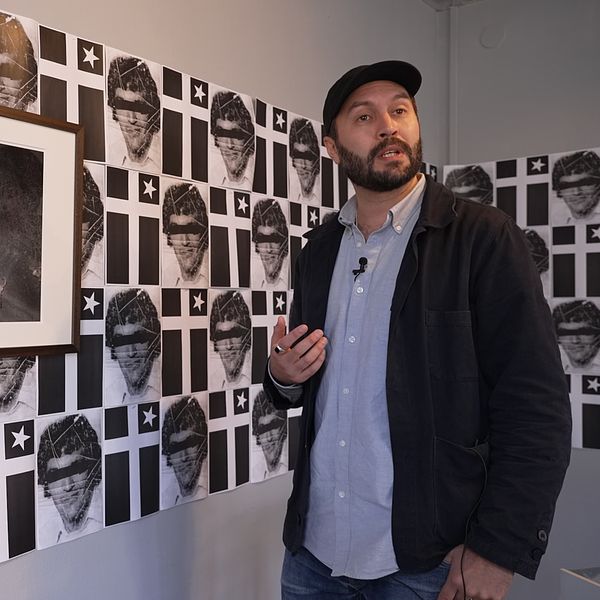 Ricard Estay visar sina egna och sin pappas bilder på Verkstad konsthall i Norrköping.