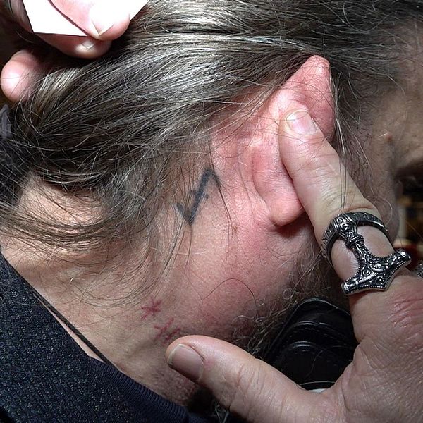 Delad bild. Till vänster: person med långt skägg. Till höger: närbild på ett tatuering bakom öra.