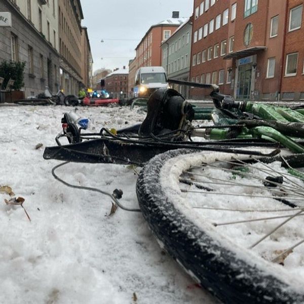 En cykel som blivit prejad av en buss i centrala Malmö.
