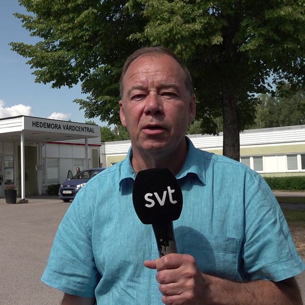 Jörgen Noren (S) till vänster, har rutig skjorta och glasögon.. Till höger bild på reporter Anders Hansson framför Hedemora vårdcentral.