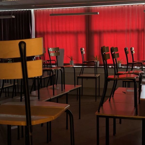 Delad bild. Till vänster: Gun Axelsson utanför skolans entré. Till höger: tomt klassrum med uppstaplade stolar.