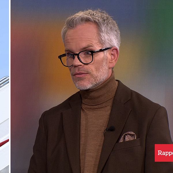 Tvådelad bild. Vänster: Man går upp för flygplanstrappa.
