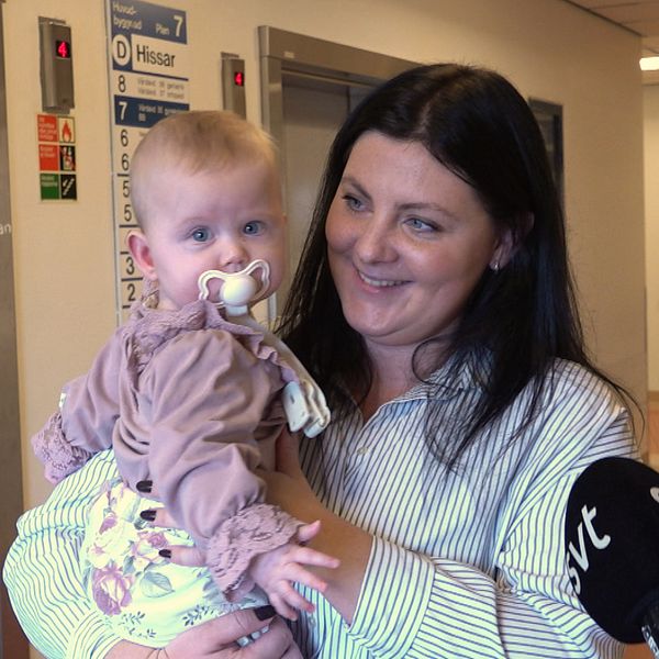 Alexandra Werelius håller sitt barn på sjukhuset och berättar om familjens resa.