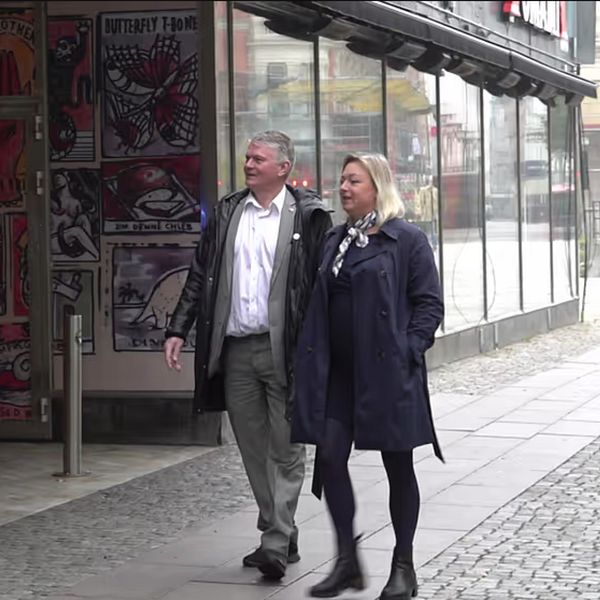 Två personer promenerar utanför en biograf inför filmfestivalen i april.