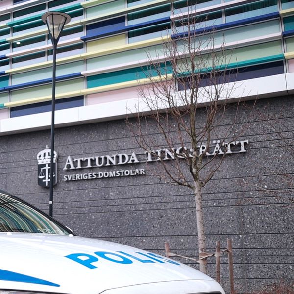 En polisbil står parkerad framför Attunda tingsrätt.