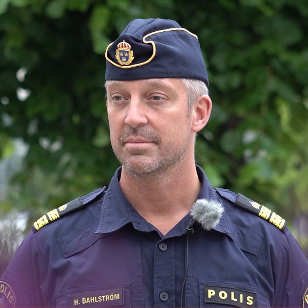 En person bär ett gevär på ryggen utomhus; polis i uniform syns på andra bilden.