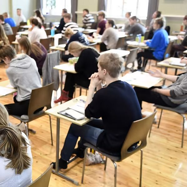 Suomessa kesksutellaan ylioppilaskirjoutsten tuleviauudesta. Lukiolaisten enemmistö haluaa säilyttää kokeen.