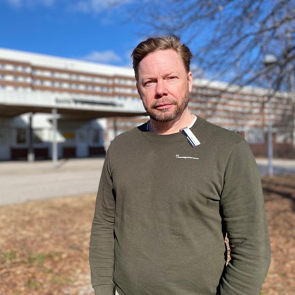 Mats Gidlund verksamhetschef på Barn- och ungdomspsykiatrin som står framför Sundsvalls sjukhus.