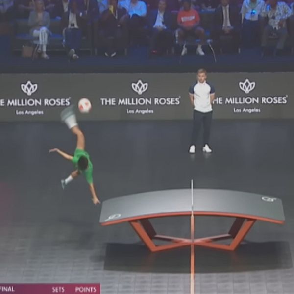 Ronaldinho jublar när han ser på Teqball